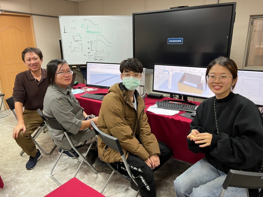 學員與講師在休息時間一起留影